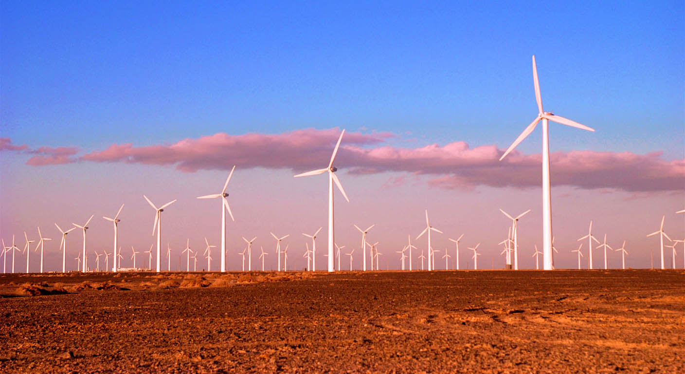 Letecký pohľad na masívny veterný park Gansu v Číne s tisíckami turbín