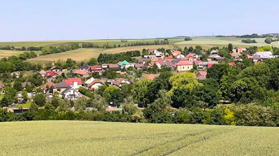 Obec Rumanová, obytné domy a oklité polia